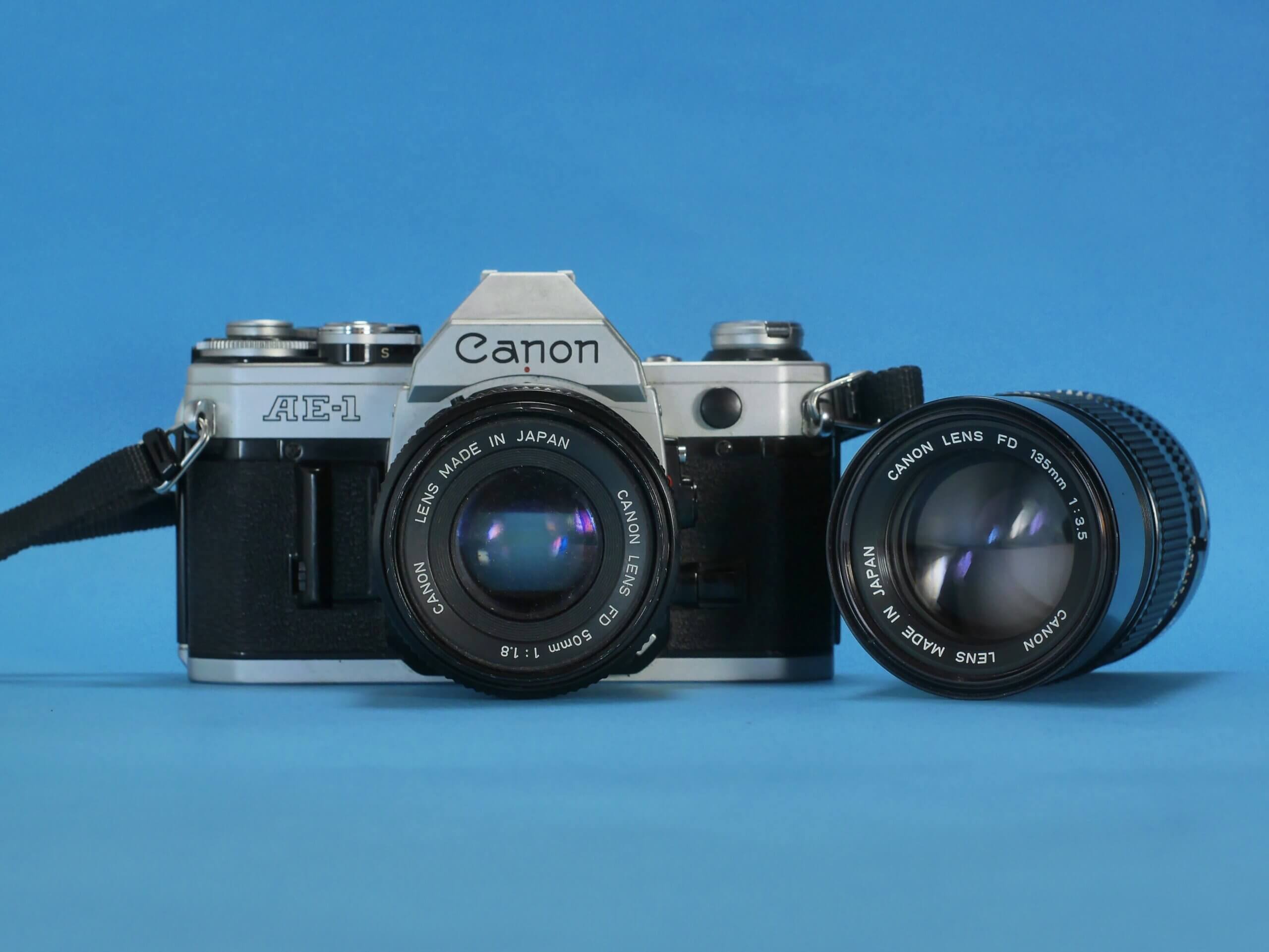 Canon AE-1 + 4 Objectifs + Flash + Sangle & Pellicule Canon AE-1 + 4 Objectifs + Flash + Sangle & Pellicule